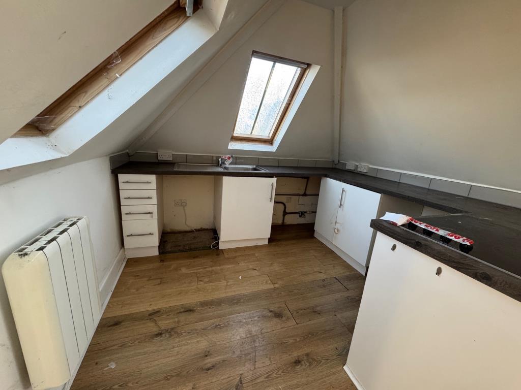 Lot: 97 - FREEHOLD BLOCK OF FIVE ONE-BEDROOM APARTMENTS - Flat 5 kitchen area